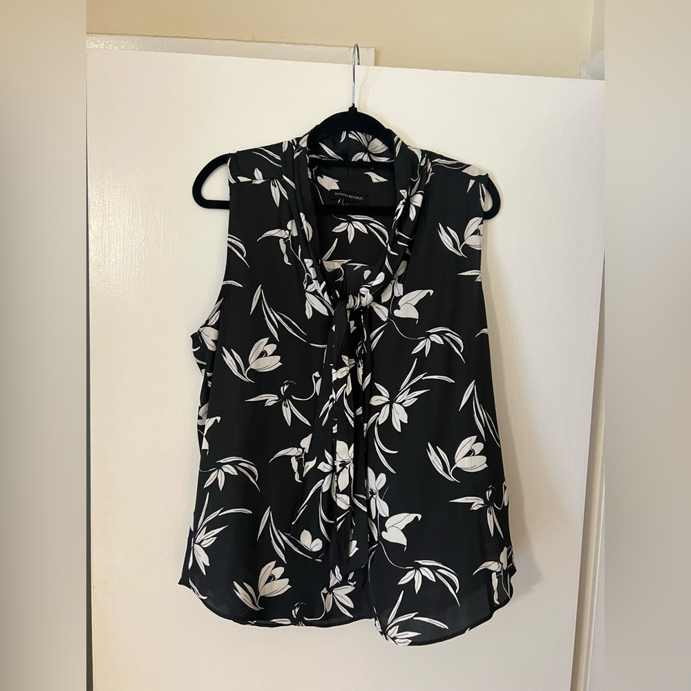 Like New - Banana Republic Tie Neck Blouse